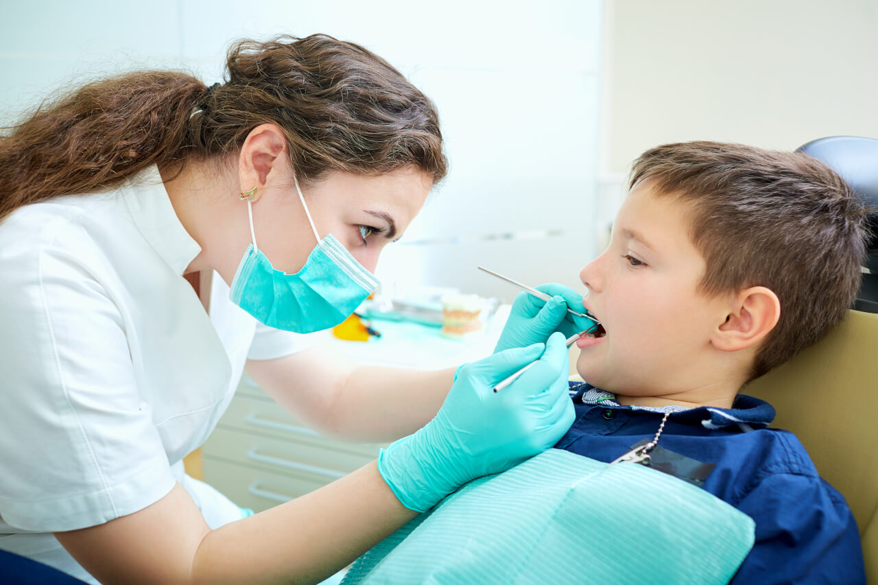Подросток у стоматолога